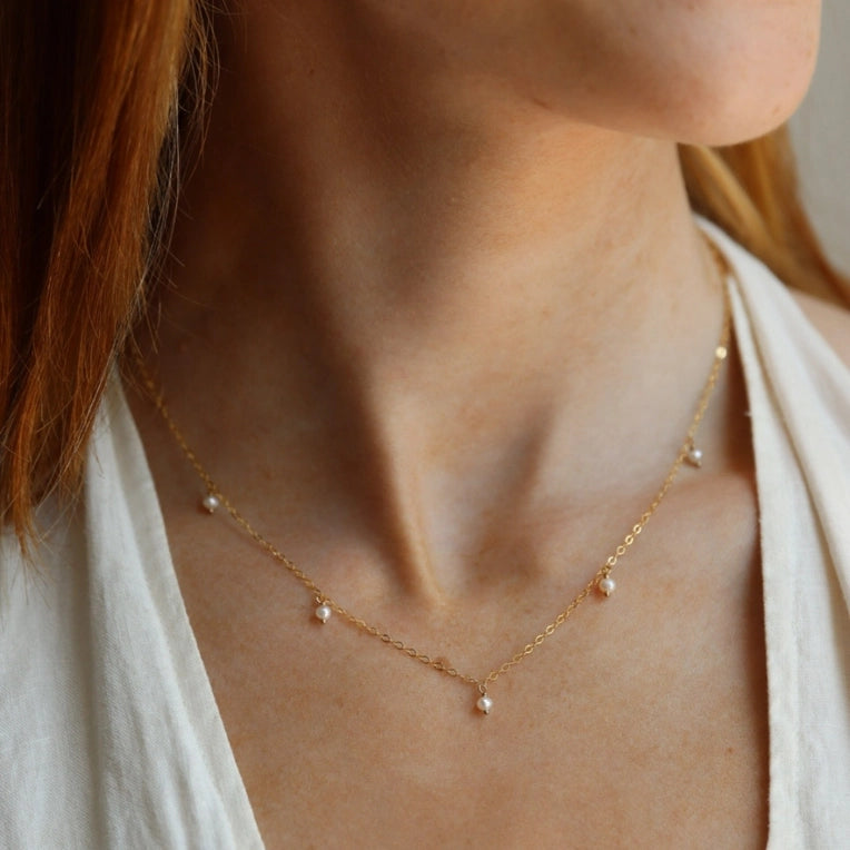 DELICATE PEARL NECKLACE